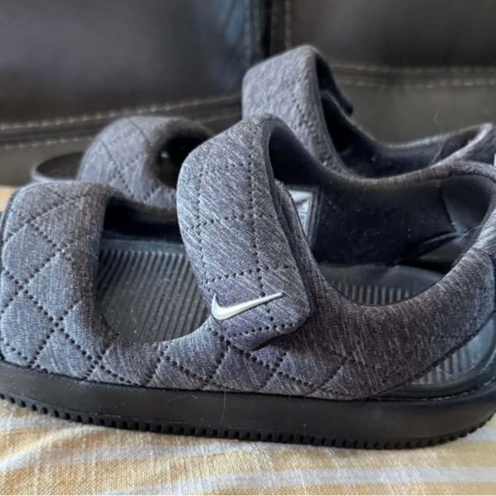 Women’s Nike Calm SE sandals very comfy only tried on l need an 8 it’s a 9